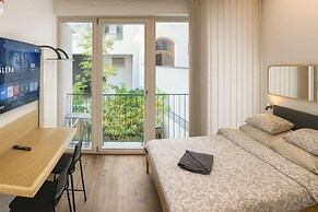 Quiet Central Stay & Parking Assistance