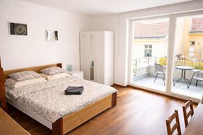 Quiet Central Stay & Parking Assistance