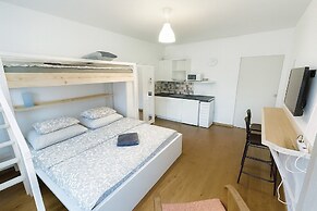 Quiet Central Stay & Parking Assistance