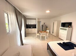 CARIBBEAN STUDIOS POOL BEACH & SPA