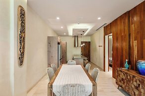 Modern Retreat with Private Garden and Jacuzzi