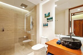 Modern Retreat with Private Garden and Jacuzzi