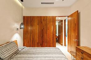 Modern Retreat with Private Garden and Jacuzzi