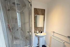 2 Bed - Sleeps 6 - Free Parking