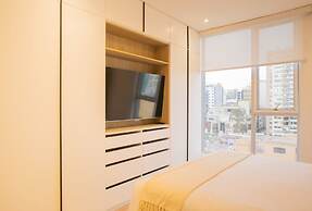 w Inviting 3BR w Balcony in Hip Miraflores