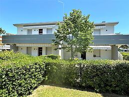 Bright Flat With Shared Pool
