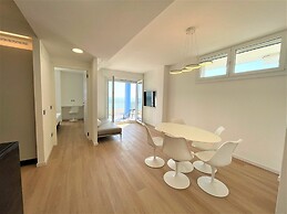 Modern Seafront Flat With Stunning Views