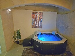 Maltese-Style APT - 5 mins from Valletta