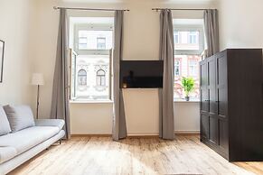 Charming 2BR Apt Close to Westbahnhof