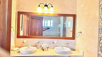 Villa With Pool in Santa Fe