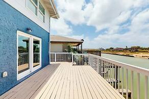 Cozy Waterfront With Deck