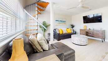 Cozy Waterfront With Deck