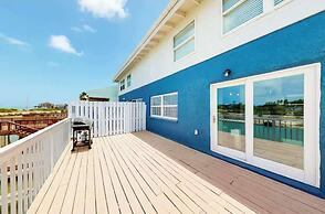 Cozy Waterfront With Deck