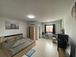 84 Bar & Guest House