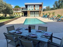 Provencal Villa With Garden & Pool
