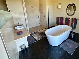 Provencal Villa With Garden & Pool