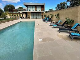 Provencal Villa With Garden & Pool