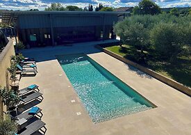 Provencal Villa With Garden & Pool