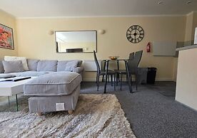 Stylish 1BR Flat Next to Hockley