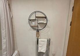 Stylish 1BR Flat Next to Hockley