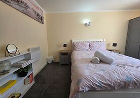 Stylish 1BR Flat Next to Hockley