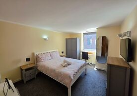 Stylish 1BR Flat Next to Hockley