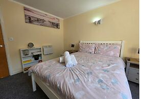 Stylish 1BR Flat Next to Hockley