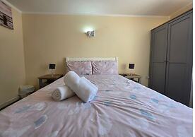 Stylish 1BR Flat Next to Hockley