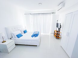 STUDIOS ROOFTOP POOL & BEACH