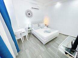 STUDIOS ROOFTOP POOL & BEACH