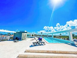 STUDIOS ROOFTOP POOL & BEACH