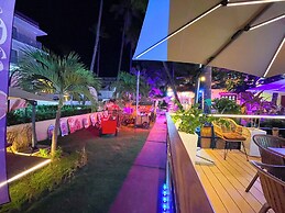 STUDIOS ROOFTOP POOL & BEACH