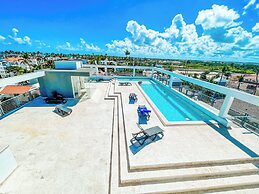 STUDIOS ROOFTOP POOL & BEACH
