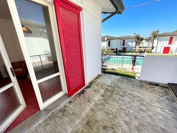 Terraced House With Garden and Pool