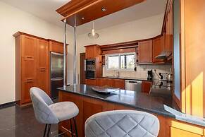 Leone Luxury Villa Giota