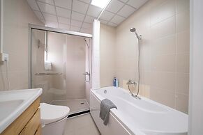 Tyms Luxury 4BR 2BA APT  Garden