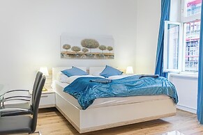 Elegant 2BR Apt Steps from Westbahnhof