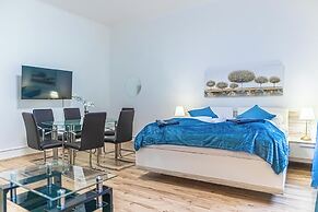 Elegant 2BR Apt Steps from Westbahnhof