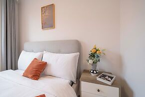 Tyms Changning 3BR Modern Apt near Weining Rd