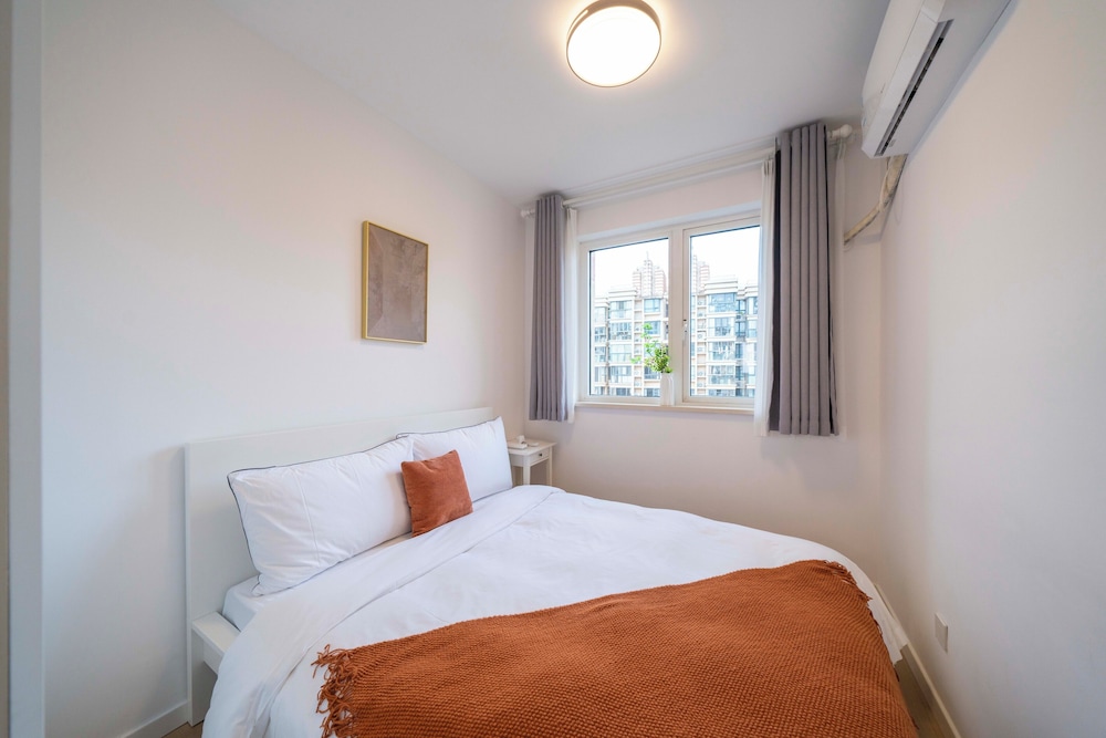 Tyms Changning 3BR Modern Apt near Weining Rd
