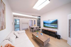 Tyms Changning 3BR Modern Apt near Weining Rd