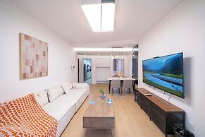 Tyms Changning 3BR Modern Apt near Weining Rd