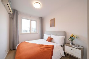 Tyms Changning 3BR Modern Apt near Weining Rd