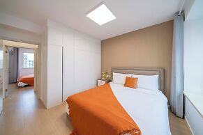 Tyms Changning 3BR Modern Apt near Weining Rd