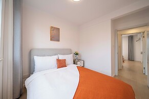Tyms Changning 3BR Modern Apt near Weining Rd
