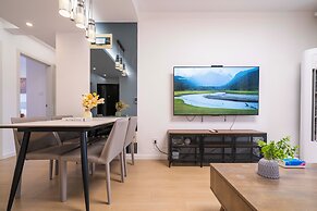 Tyms Changning 3BR Modern Apt near Weining Rd