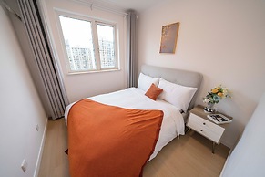 Tyms Changning 3BR Modern Apt near Weining Rd