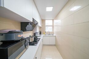 Tyms Changning 3BR Modern Apt near Weining Rd