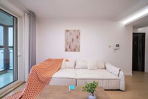 Tyms Changning 3BR Modern Apt near Weining Rd