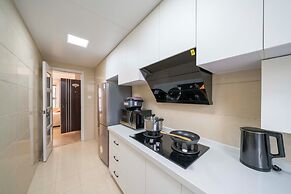 Tyms Changning 3BR Modern Apt near Weining Rd